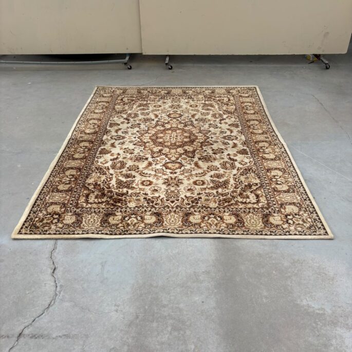 Paklājs ar ornamentiem (170 x 228 cm)