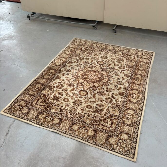 Paklājs ar ornamentiem (170 x 228 cm)