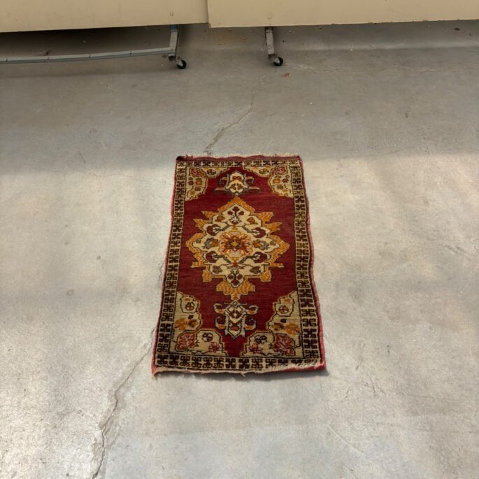 Paklājs ar ornamentiem (51 x 92 cm)