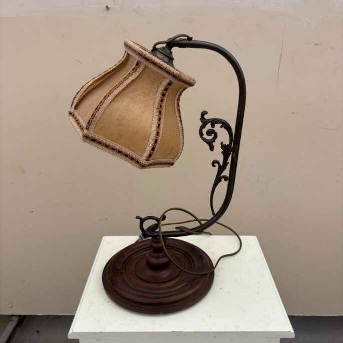 Senlaicīga galda lampa (prece uz pasūtījumu)