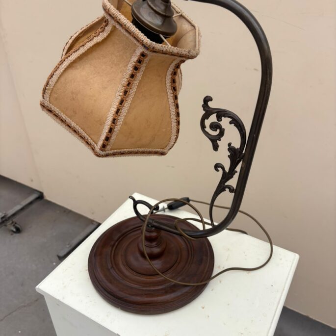 Senlaicīga galda lampa (prece uz pasūtījumu)