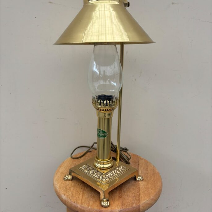 Galda lampa ar metāla detaļām (prece uz pasūtījumu)