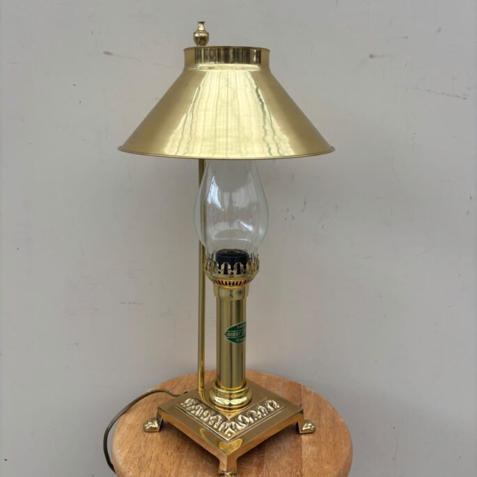 Galda lampa ar metāla detaļām (prece uz pasūtījumu)