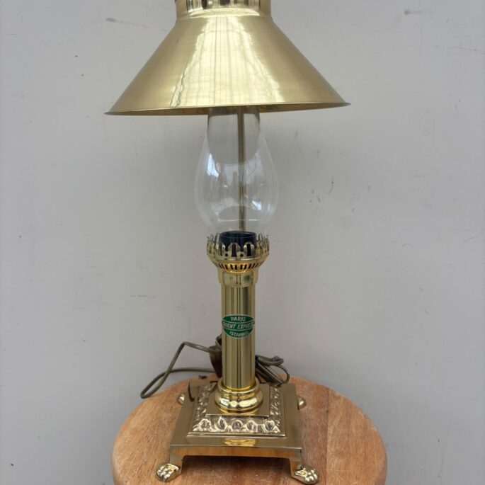 Galda lampa ar metāla detaļām (prece uz pasūtījumu)