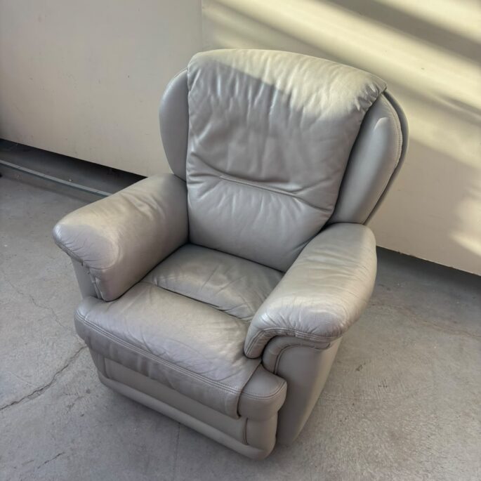 Ādas atpūtas krēsls ar relax funkciju (prece uz pasūtījumu)