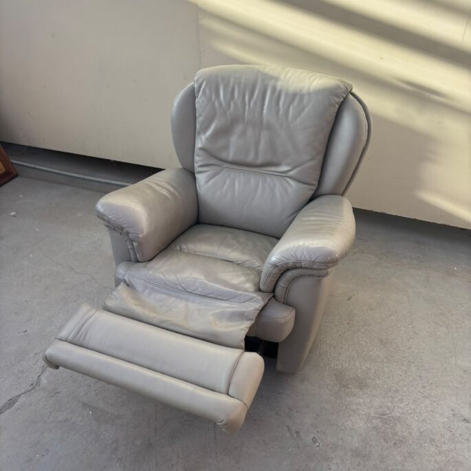 Ādas atpūtas krēsls ar relax funkciju (prece uz pasūtījumu)