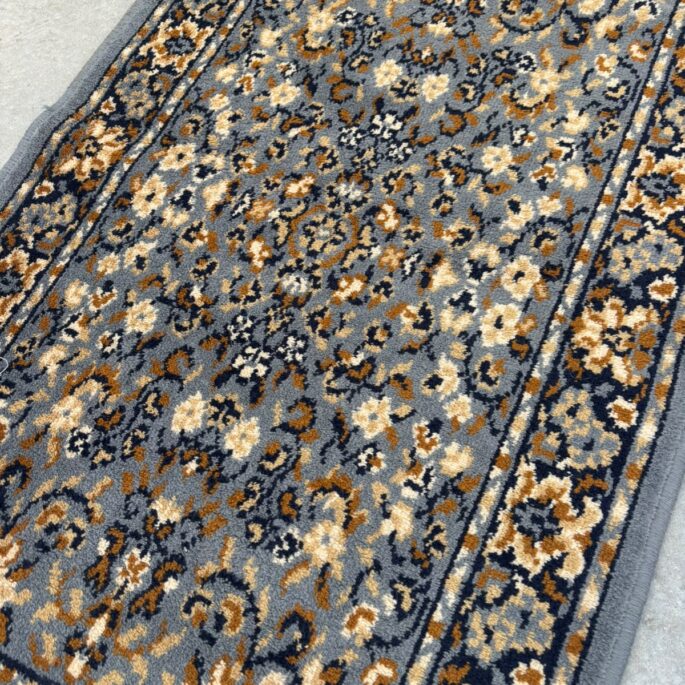 Paklājs ar ornamentiem (61 x 111 cm) (prece uz pasūtījumu)