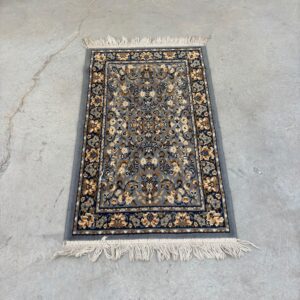 Paklājs ar ornamentiem (61 x 111 cm) (prece uz pasūtījumu)
