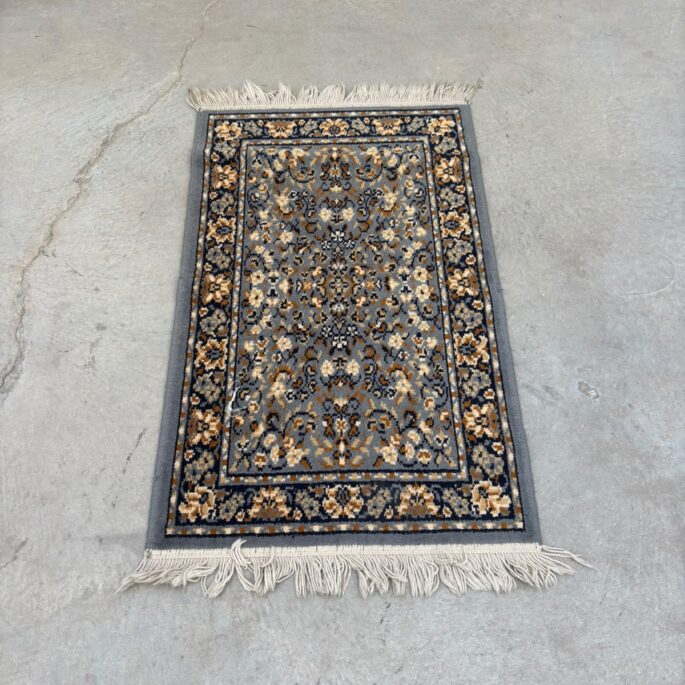 Paklājs ar ornamentiem (61 x 111 cm) (prece uz pasūtījumu)
