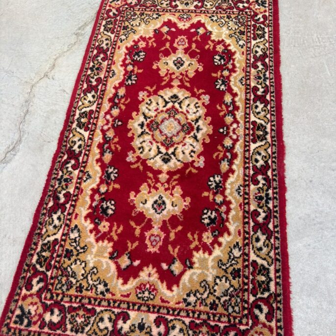 Sarkans paklājs (59 x 113 cm) (prece uz pasūtījumu)