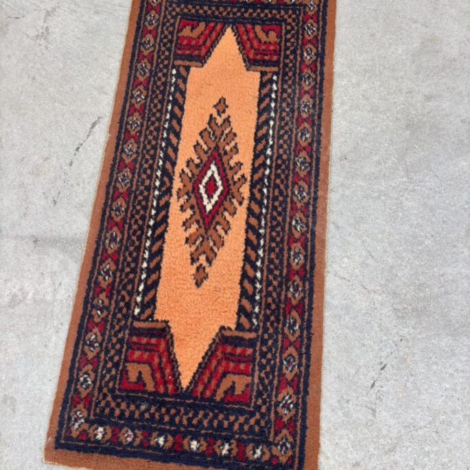 Paklājs ar ornamentiem (31 x 70 cm) (prece uz pasūtījumu)