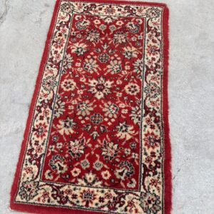Sarkans paklājs ar ornamentiem (40 x 72 cm) (prece uz pasūtījumu)