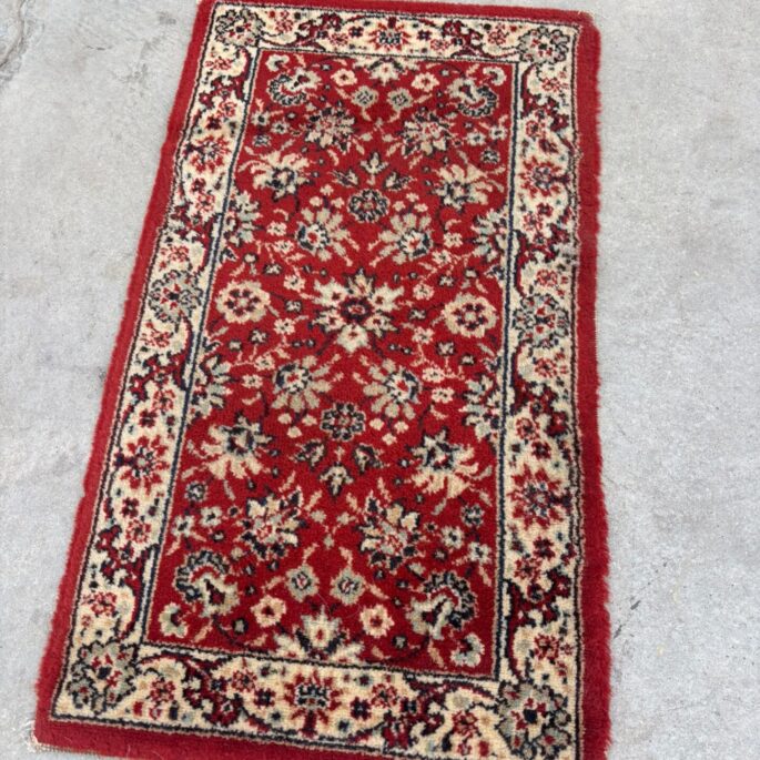 Sarkans paklājs ar ornamentiem (40 x 72 cm) (prece uz pasūtījumu)