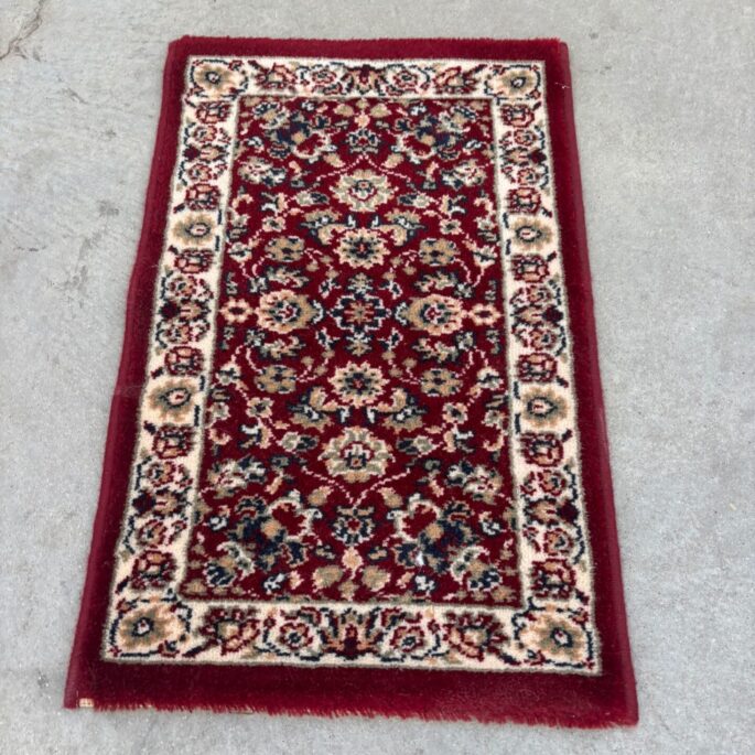 Sarkans paklājs ar ornamentiem (39 x 61 cm) (prece uz pasūtījumu)