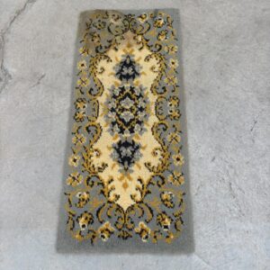 Paklājs ar ornamentiem (30 x 67 cm) (prece uz pasūtījumu)