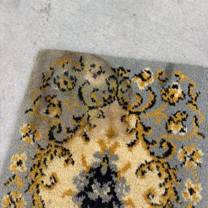 Paklājs ar ornamentiem (30 x 67 cm) (prece uz pasūtījumu)