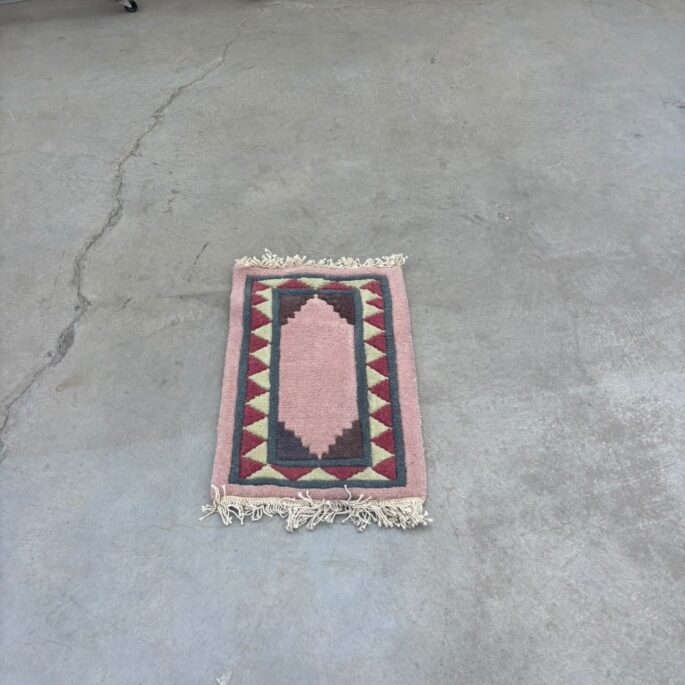 Rozā paklājs ar ornamentiem (41 x 70 cm) (prece uz pasūtījumu)