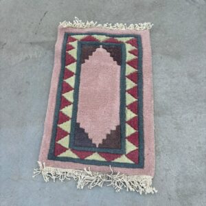 Rozā paklājs ar ornamentiem (41 x 70 cm) (prece uz pasūtījumu)