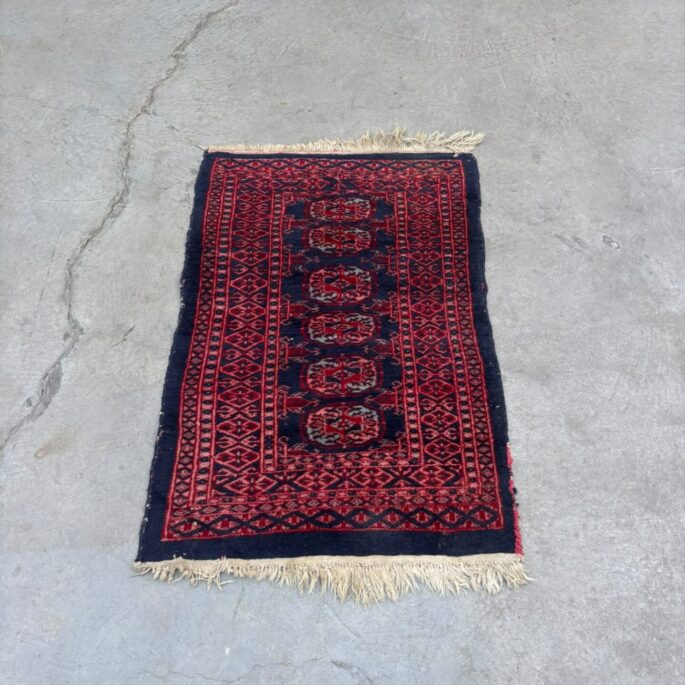 Sarkans paklājs ar bārkstīm (61 x 99 cm) (prece uz pasūtījumu)