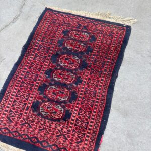 Sarkans paklājs ar bārkstīm (61 x 99 cm) (prece uz pasūtījumu)