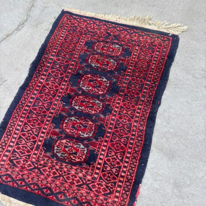 Sarkans paklājs ar bārkstīm (61 x 99 cm) (prece uz pasūtījumu)