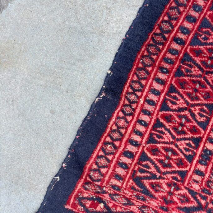 Sarkans paklājs ar bārkstīm (61 x 99 cm) (prece uz pasūtījumu)