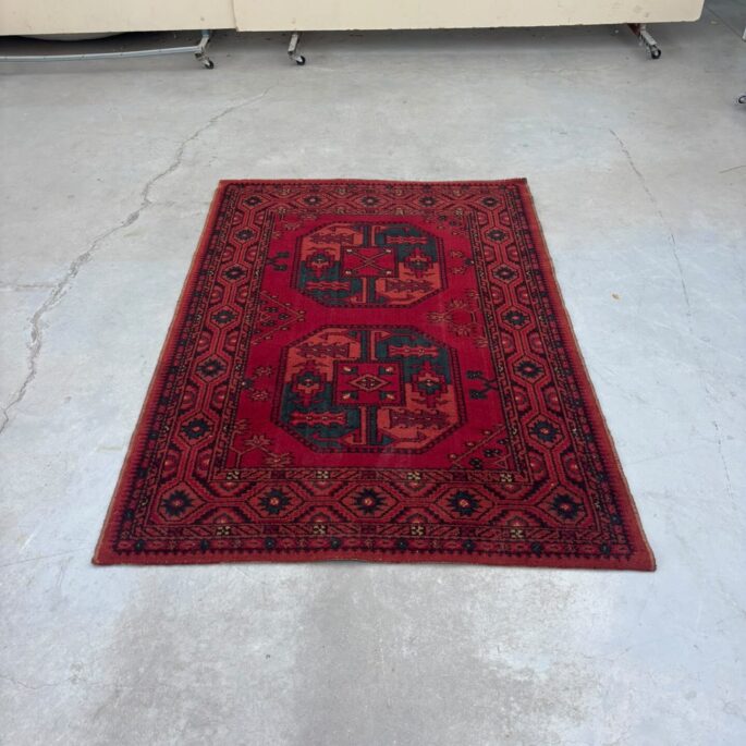 Sarkans paklājs ar ornamentiem (122 x 179 cm) (prece uz pasūtījumu)