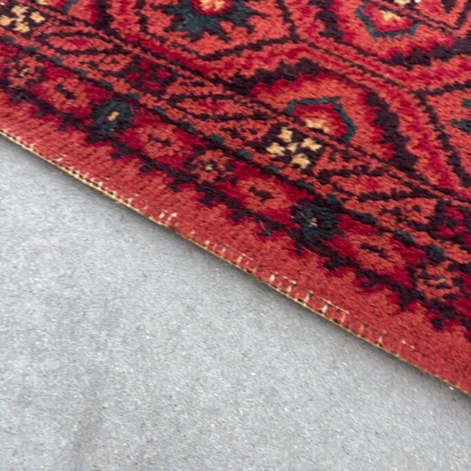 Sarkans paklājs ar ornamentiem (122 x 179 cm) (prece uz pasūtījumu)