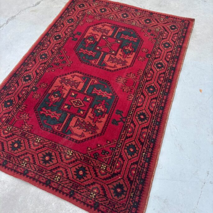 Sarkans paklājs ar ornamentiem (122 x 179 cm) (prece uz pasūtījumu)