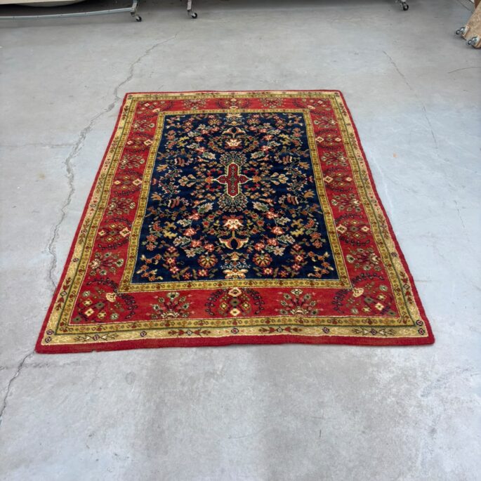 Sarkans paklājs ar ornamentiem (140 x 200 cm) (prece uz pasūtījumu)