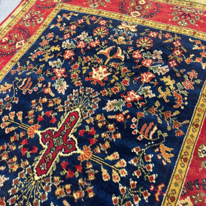 Sarkans paklājs ar ornamentiem (140 x 200 cm) (prece uz pasūtījumu)