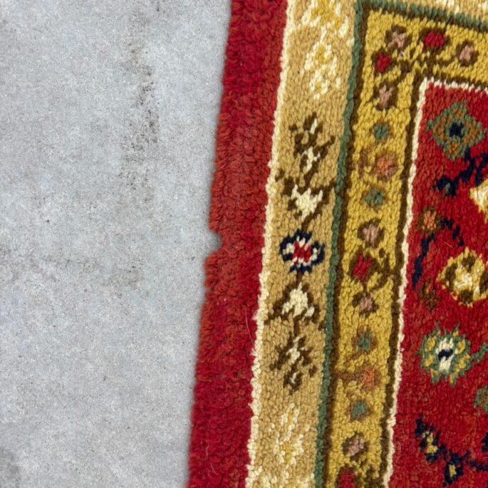 Sarkans paklājs ar ornamentiem (140 x 200 cm) (prece uz pasūtījumu)