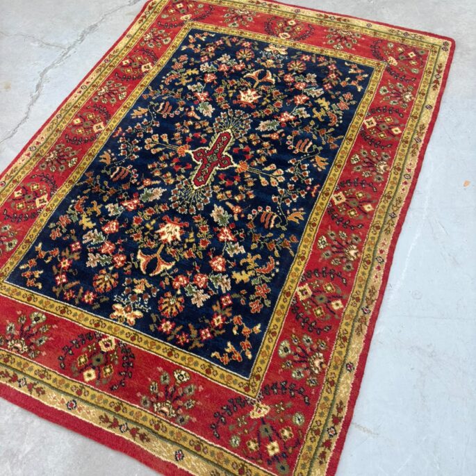 Sarkans paklājs ar ornamentiem (140 x 200 cm) (prece uz pasūtījumu)