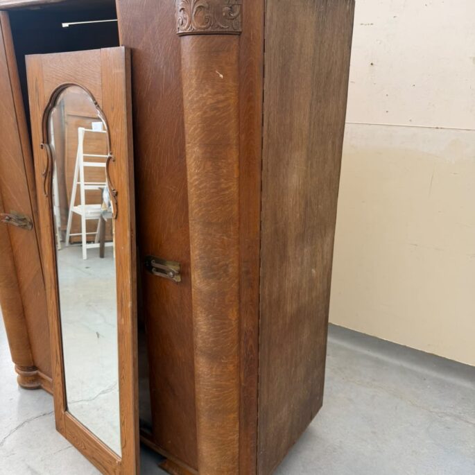Drēbju skapis ar spoguli (prece uz pasūtījumu)