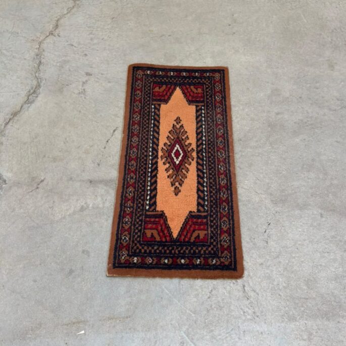 Paklājs ar ornamentiem (31 x 70 cm) (prece uz pasūtījumu)