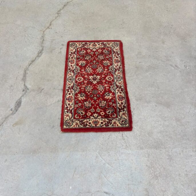 Sarkans paklājs ar ornamentiem (40 x 72 cm) (prece uz pasūtījumu)
