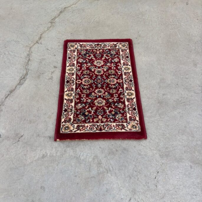 Sarkans paklājs ar ornamentiem (39 x 61 cm) (prece uz pasūtījumu)