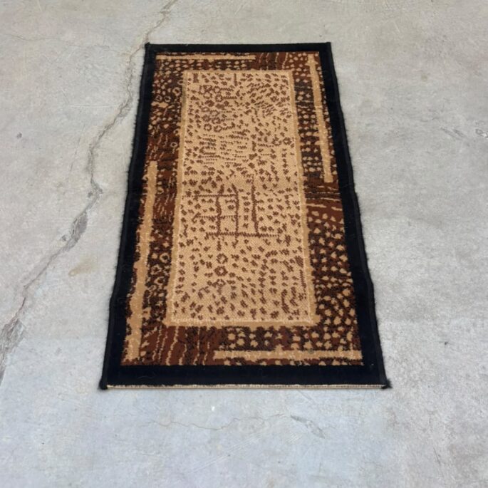 Brūns paklājs (59 x 112 cm) (prece uz pasūtījumu)