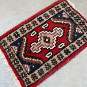 Paklājs ar ornamentiem (41 x 64 cm) (prece uz pasūtījumu)