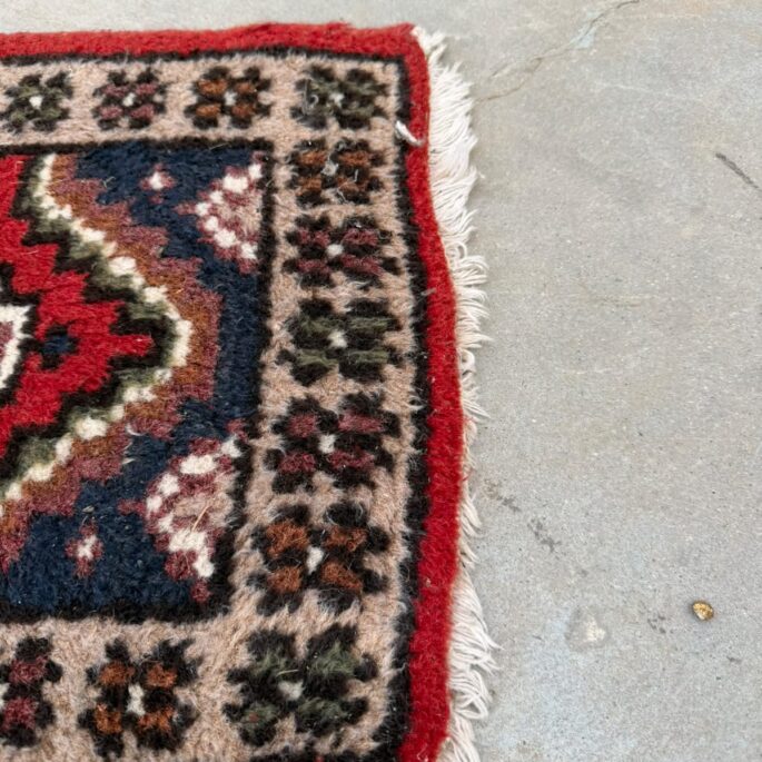 Paklājs ar ornamentiem (41 x 64 cm) (prece uz pasūtījumu)