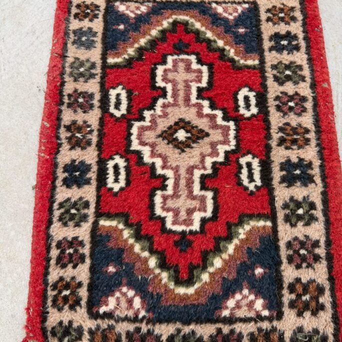 Paklājs ar ornamentiem (41 x 64 cm) (prece uz pasūtījumu)