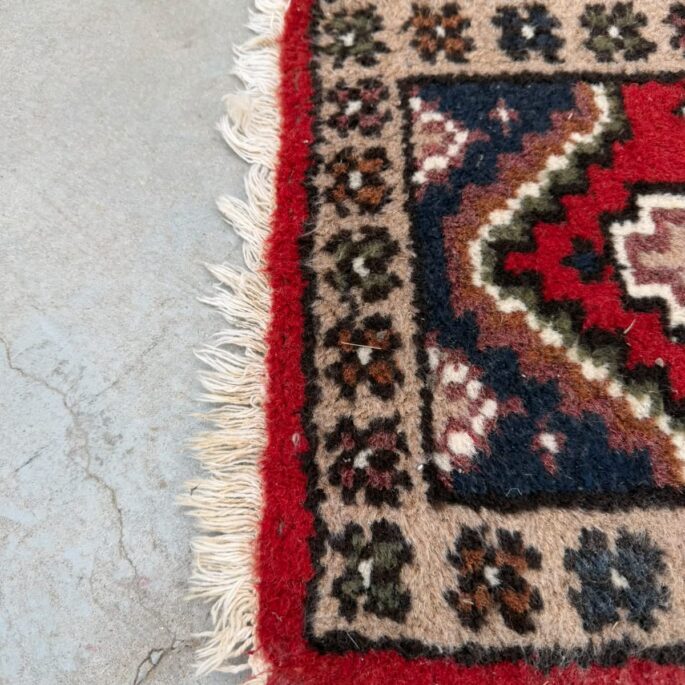Paklājs ar ornamentiem (41 x 64 cm) (prece uz pasūtījumu)