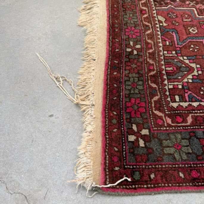Sarkans vilnas paklājs ar ornamentiem un bārkstīm (126 x 204 cm) (prece uz pasūtījumu)
