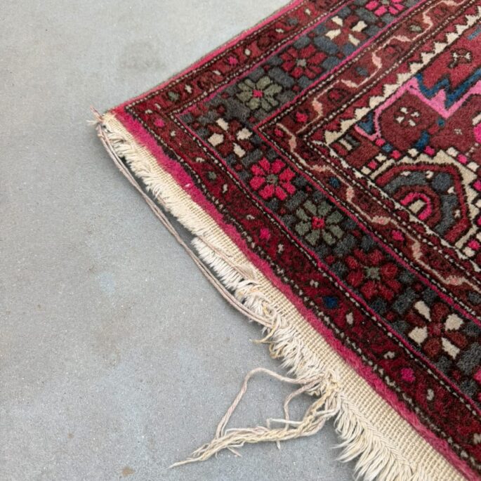 Sarkans vilnas paklājs ar ornamentiem un bārkstīm (126 x 204 cm) (prece uz pasūtījumu)