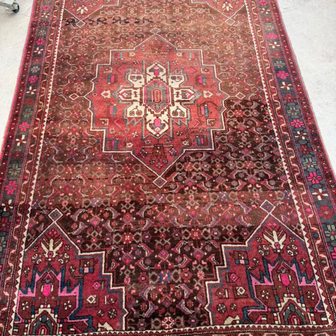 Sarkans vilnas paklājs ar ornamentiem un bārkstīm (126 x 204 cm) (prece uz pasūtījumu)