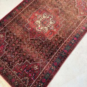 Sarkans vilnas paklājs ar ornamentiem un bārkstīm (126 x 204 cm) (prece uz pasūtījumu)