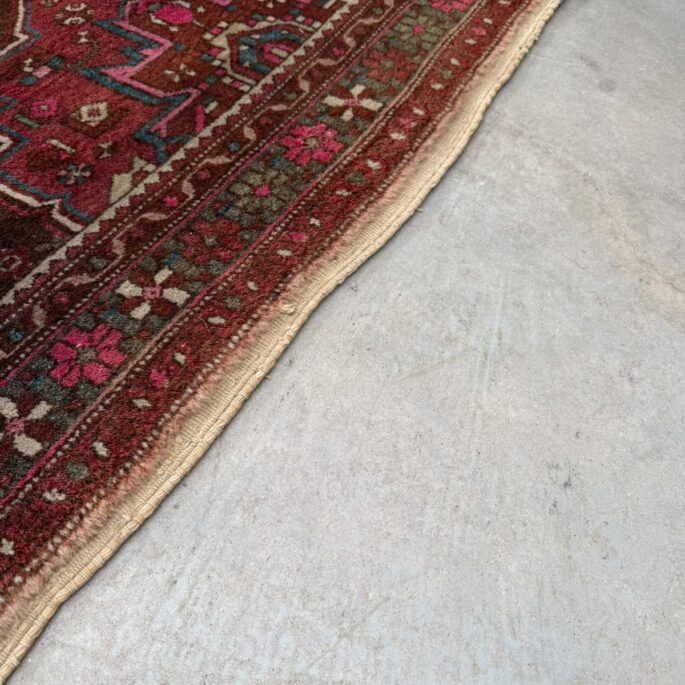 Sarkans vilnas paklājs ar ornamentiem un bārkstīm (126 x 204 cm) (prece uz pasūtījumu)