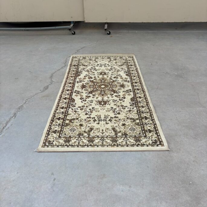 Paklājs ar ornamentiem (67 x 139 cm)