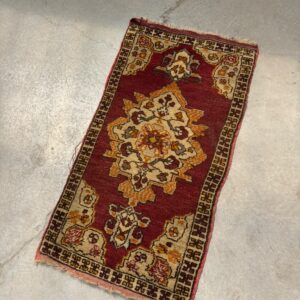 Paklājs ar ornamentiem (51 x 92 cm)
