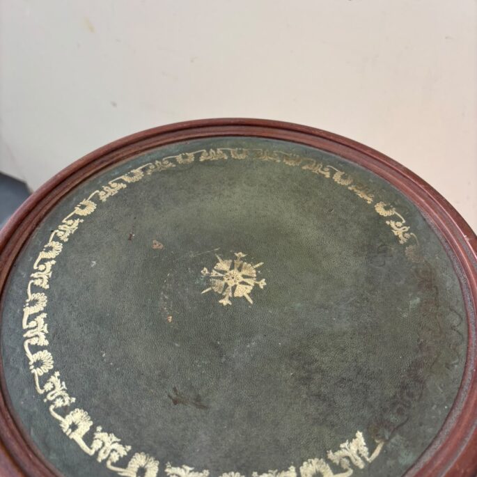 Apaļš galdiņš ar ādas virsmu (prece uz pasūtījumu)